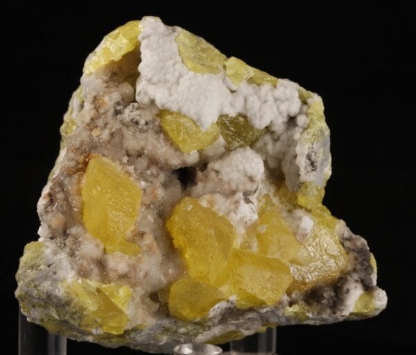 sulphur-aragonite-1144616342