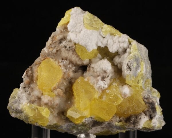 sulphur-aragonite-2125782588