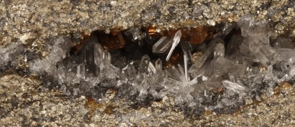 quartz-pyrite-1091277329