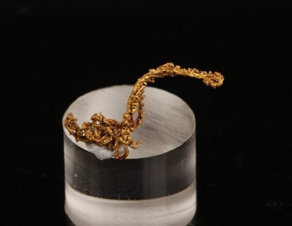 crystallized-gold-wire-389071704