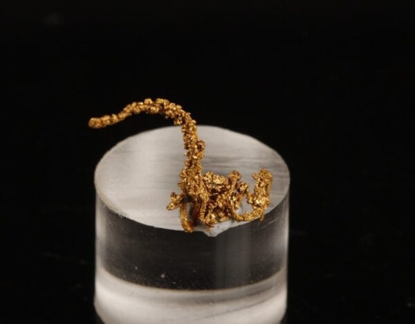 crystallized-gold-wire-944702792