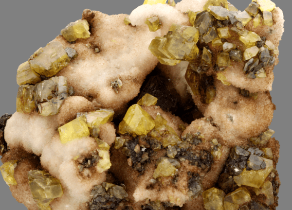 bituminous-sulphur-aragonite-498157302