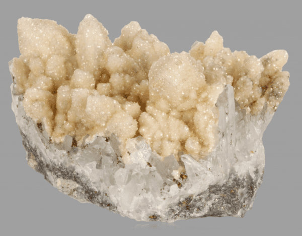 dolomite-quartz-489596069